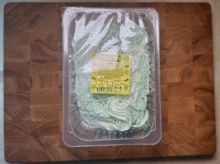 Продукт сырный ПАУТИНКА Oktobersnack ТАЙСКИЙ ПЕРЕЦ (1 кг): Сыр Чечил паутинка (васаби)  500 гр.